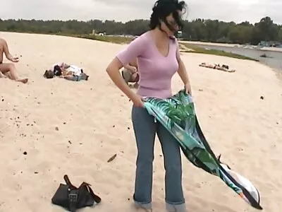 Prachtige en natuurlijke blondine houdt ervan haar kutje te laten sexfilm dikke tieten likken