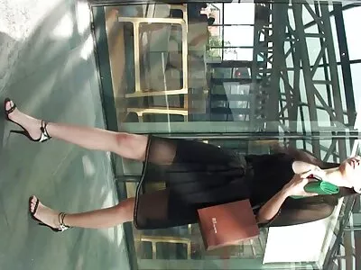 Schattige brunette tiener gratis sexfilmjes geeft pijpbeurt en pony op kantoor