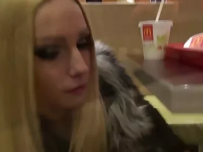 Love trekt T-shirt omhoog en laat kleine gratis pornofilms tieten zien en wordt door twee geneukt