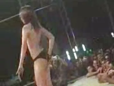 De gamer wordt onderbroken door zijn geile vriendin die seks nudisten sexfilms wil