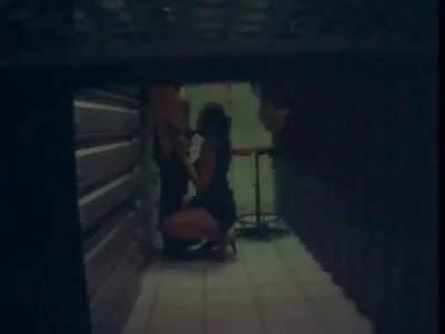 Kortharige tiener spannende sexfilmpjes springt op een grote lul in een auto
