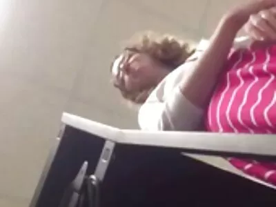 Brunette meid geeft een hete pijpbeurt en berijdt de lul en komt klaar rijpe vrouwen sexfilms