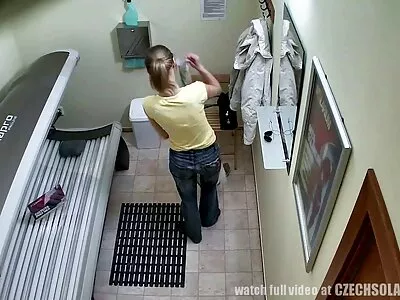 MILF en haar stiefdochter delen een geile sexfilm kijken kerel