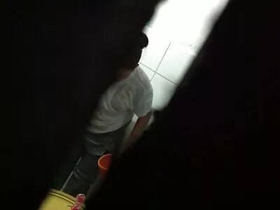 Kleine roodharige tiener gratis sexfilmpjes zuigt een lul op een massagetafel