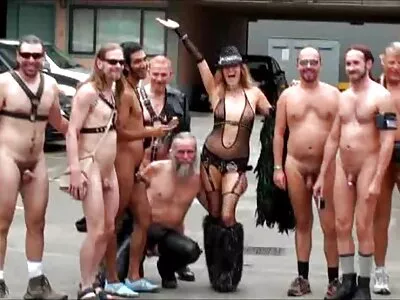 Blonde tiener met een sex films ouderen getatoeëerd lichaam heeft een grote pik nodig