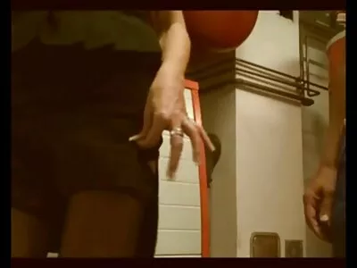 Mooi meisje bij langesexfilms een hotdogkraam krijgt haar poesje geserveerd