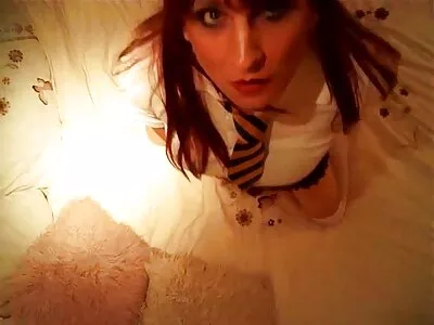 Blonde hussy stopt een pornofilms trio auto zodat ze hem kan pijpen