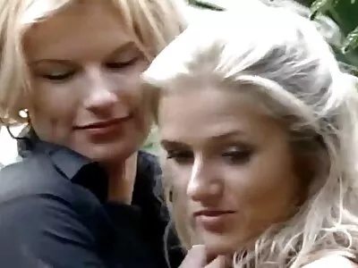 Rondborstige Latina blondine geeft gratis nederlandstalige sexfilm geweldige pijpbeurt op de bank