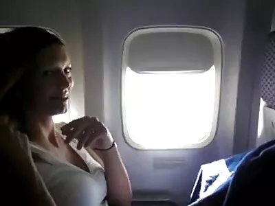 Rondborstige babe slokt een lul op voordat ze vlaamse sex films hem in haar poesje neemt