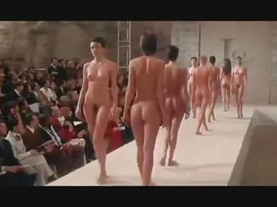 De billen van het meisje trillen verleidelijk wanneer ze een lul gratis neukfilm berijdt bij casting