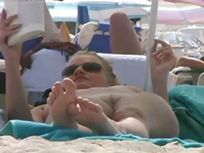 Tiener lekker pornofilms trio wijf met harig poesje wordt geneukt en squirt