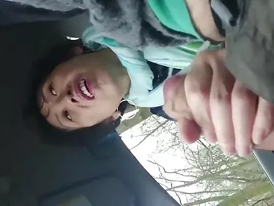 Sexy Ayn Marie neemt geld en hamstersexfilm geeft in ruil daarvoor een pijpbeurt