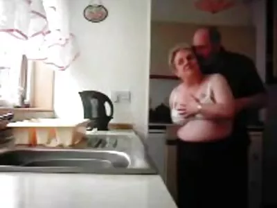 Blonde MILF houdt ervan om gratis lange sexfilms zowel haar mond als tieten op zijn pik te gebruiken