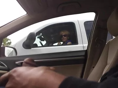 Blonde sexfims meid vindt het heerlijk om haar poesje te laten likken en haar kont te laten oliën