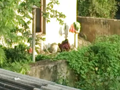 Blond en ondeugend stel spelen samen terwijl ze in de goede seksfilms natuur zijn en komen klaar