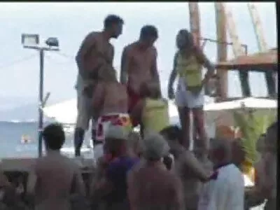 Meisjes geven deze jonge man een seksuele verrassing seksfilm 123 en bespringen hem