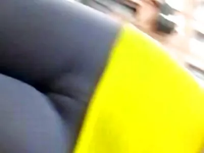Diva met grote tieten in een rood gewaad neemt deel aan oraal familiesexfilms tweetal