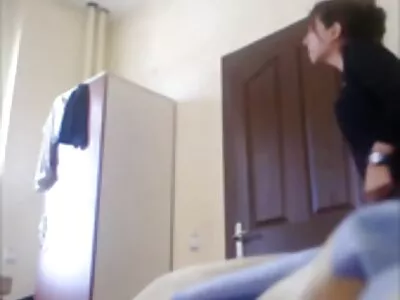 Gespierde man en slanke schoonheid beginnen seks met oraal voorspel lesbische seksfilms