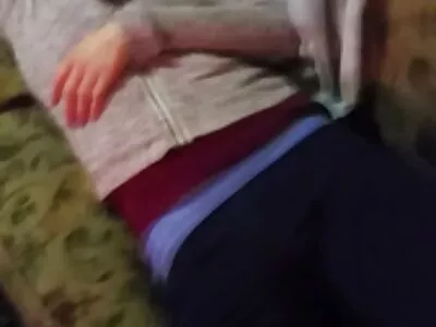 Nerdy chick vergeet sexfilm 123 fatsoen en geeft pijpbeurt voor geld