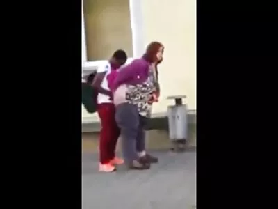 Blonde en haar vriendin berijden om de beurt de mannelijkheid van de kneuzer gratis harde pornofilm