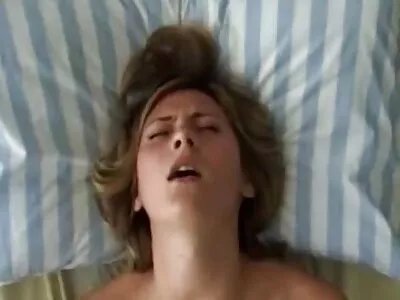 Tiener met een brede seksfilms kijken glimlach verleidde stiefbroer tot pijpbeurt