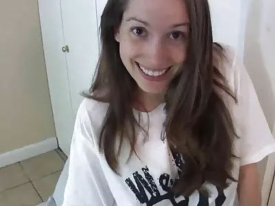 Latina wordt gevraagd om haar benen te spreiden en over dat triosexfilms poesje te wrijven dat ze heeft