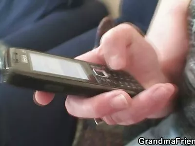Vrouw doet face-sitting en seksfilms kijken wordt in haar achterste geneukt