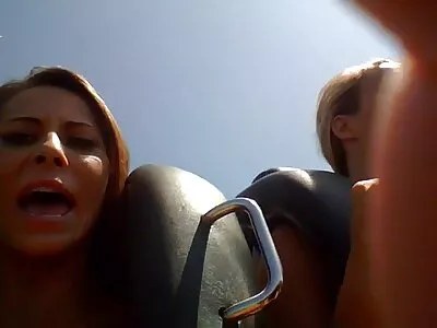 Brunette en blonde sletten onweerstaanbaar fascinerend gratis seksfilms in trio
