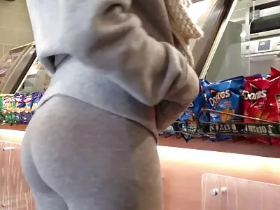 Hete roodharige kim holland sexfilm babe met natuurlijke tieten wordt geneukt op de bank