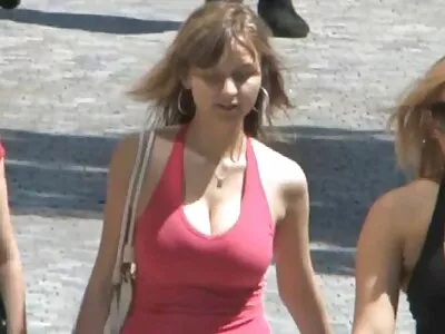 Brunette met parmantige tieten en geweldige tieten geniet ervan om geneukt te moedersexfilm worden