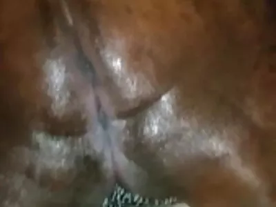 Mooie triosexfilms blonde schat springt mooi op ebbenhouten staaf in de achtertuin