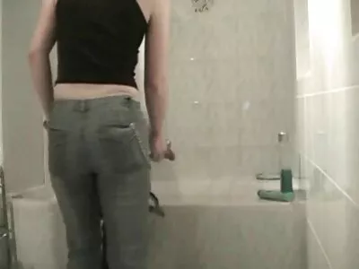 Kerel komt weer bij bewustzijn en gratis sexfim neukt wulpse MILF in badkamer