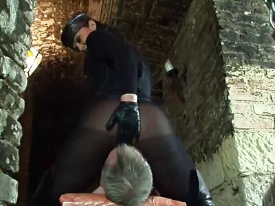Jongen heeft plezier met vriendin's hete stiefzus in kast gratis gay sex films