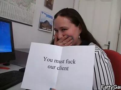 Huisvrouw heeft seks met een andere man terwijl de erotische sexfilmpjes man toekijkt