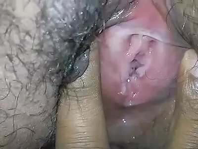 De mooie brunette heeft een geweldig paar milfsexfilms tieten en een prachtige kont