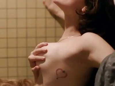 Meisje werd opgewonden en moest nudist sexfilm naar het huis van haar vriendje om te neuken