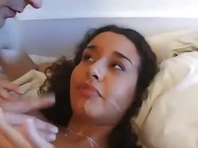 Die begaafde kerel onderbreekt deze geweldige lesbische tiener sex films scene
