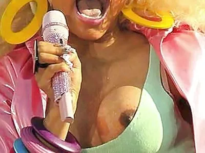Het is een perfecte dag voor lesbische meisjes om seks te hebben bij het zwembad gratis nl sexfilms
