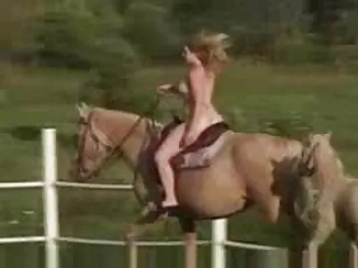 Vreemde kerel deelt graag zijn hete blonde harde pornofilms vriendin