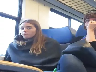 MILF met prachtige blauwe ogen houdt ervan om gratis lesbische pornofilms een ​​dikke lul te verdikken