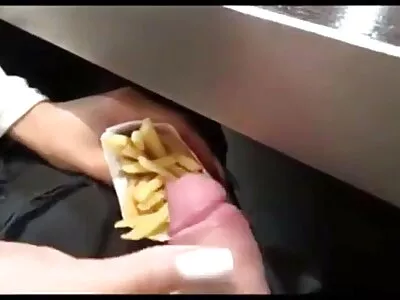 Gespierde kerel geniet ervan zijn geile vriendin te verrukken omasexfilm