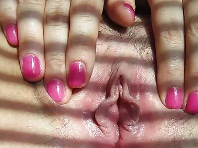 Aziatische meid ziet dat harde pornofilms stiefbroer niets te doen heeft en verleidt hem
