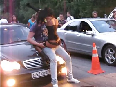 Mollige MILF zuigt op de lange lul van man terwijl hij op een machine rijdt gratis neukfilm