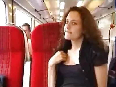 Natuurlijke brunette Kimber sex film buiten wordt aanbeden in haar kont